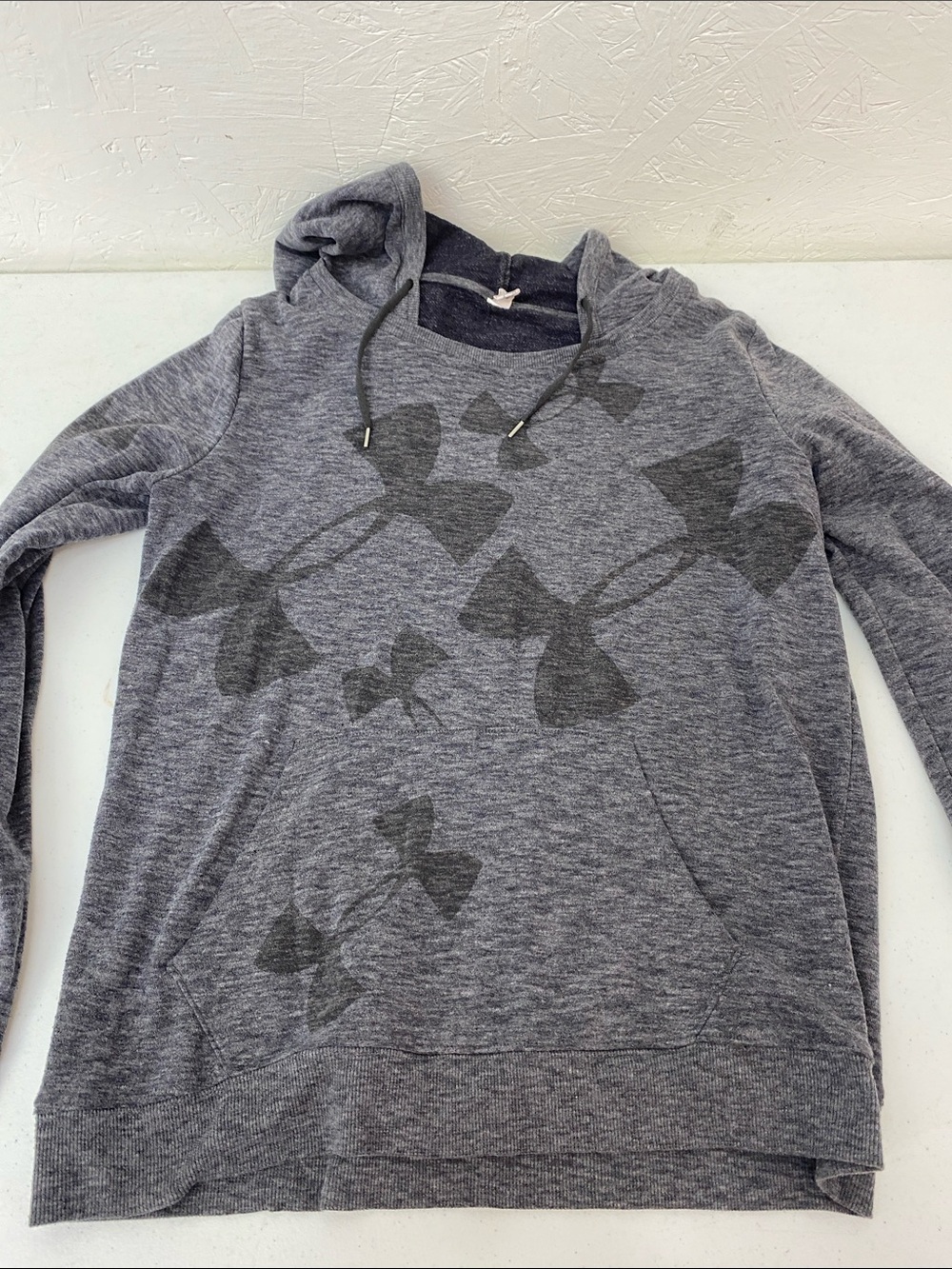 Under Armour Men’s Gray Pullover Hoodie with Logo Print